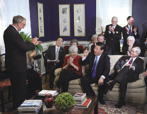 2002年习近平再访艾瓦奥州马斯卡廷市,与27年前他在马斯卡廷借宿时的房东德沃切克(左一)等人重逢。