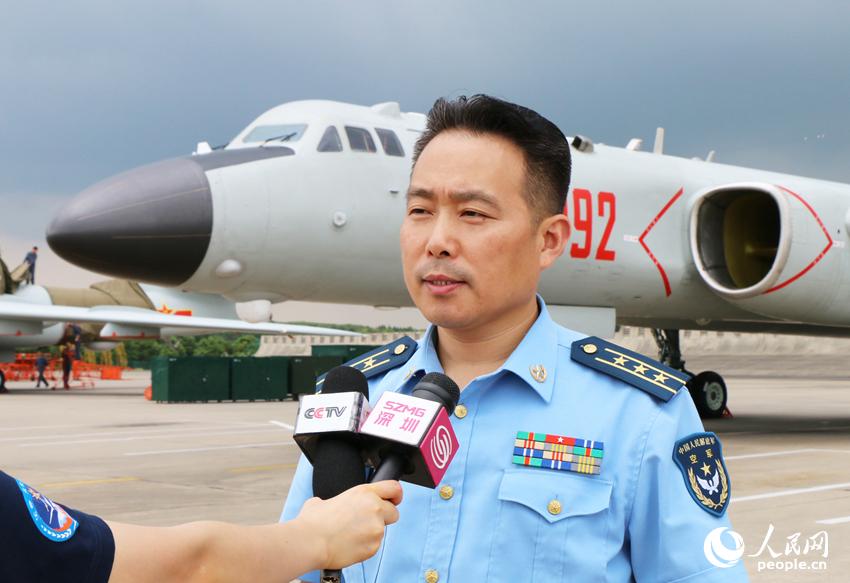 中国空军新闻发言人申进科上校在一线发布新闻.任斌 摄
