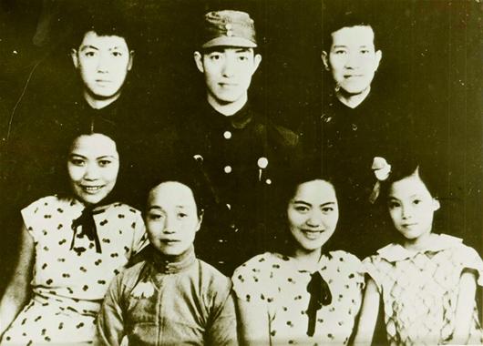 湖北日报讯 图为:冼星海后排右一与钱韵玲前排右二及家人合影.