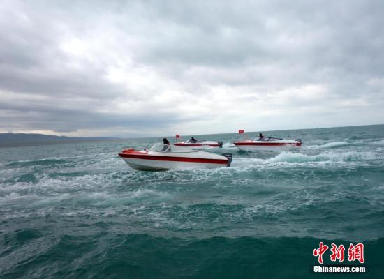 青海湖。赵凛松 摄