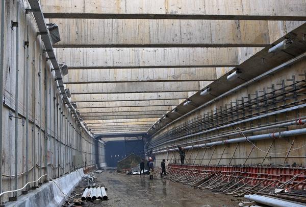 东湖隧道内施工现场。
