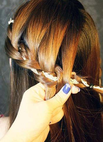 步骤七:每编一节头发都用右手从右侧加入一束头发,左手只需抓紧麻花辫