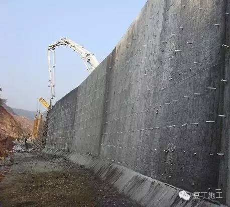 3,悬臂式挡土墙扶壁式挡土墙指的是沿悬臂式挡土墙的立臂,每隔一定