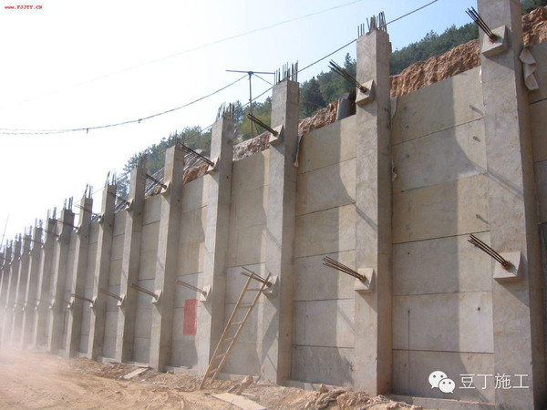 悬臂式挡土墙指的是由立壁,趾板,踵板三个钢筋混凝土悬臂构件组成,呈