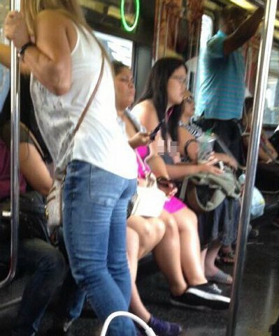 戴着黑色胶框眼镜疑似华裔的女子裸露双峰.