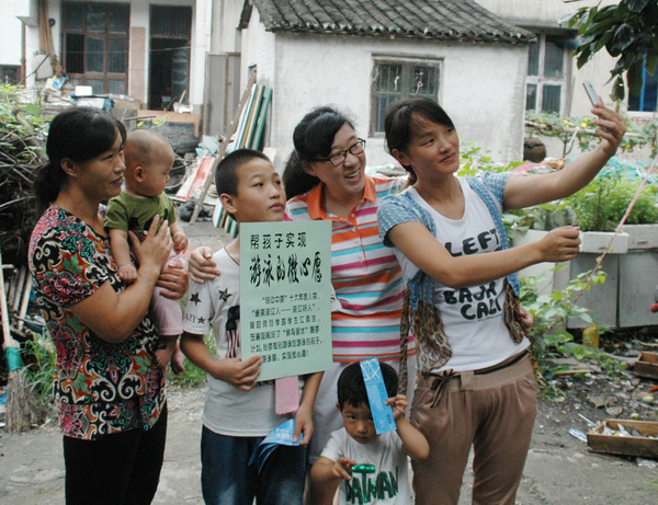 浙江好人江雨佳帮民工孩子实现游泳的微心愿