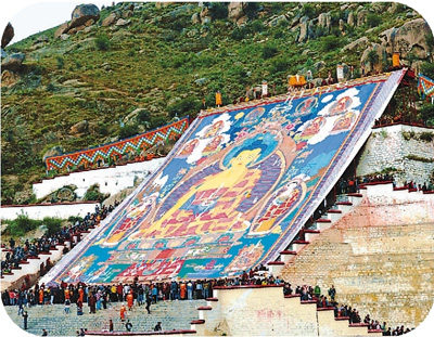 哲蚌寺举行展佛活动,祈求平安幸福,风调雨顺,约20万人前往参观朝佛.