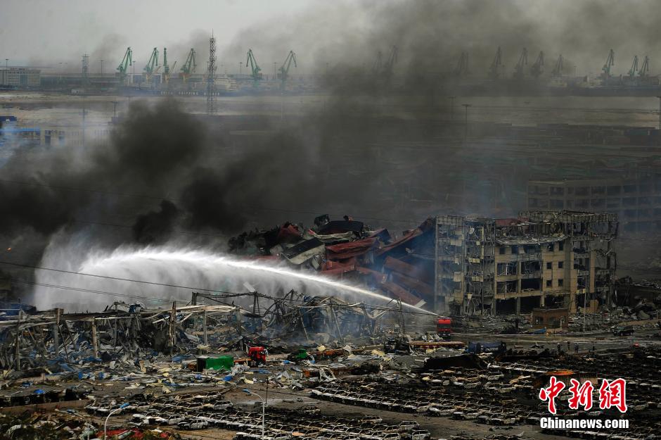 天津滨海爆炸现场明火基本已经扑灭(组图)