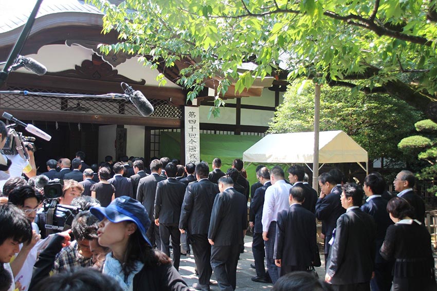 超百名日本国会议员集体参拜靖国神社(组图)