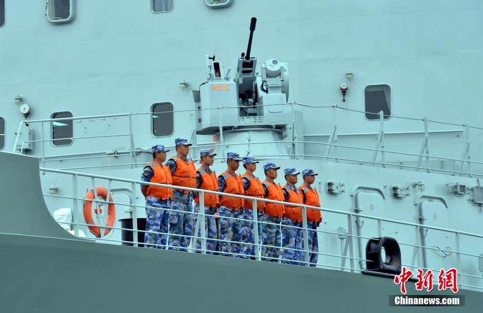 2艘导弹护卫舰,2艘登陆舰和1艘综合补给舰组成的中国海军舰艇编队从