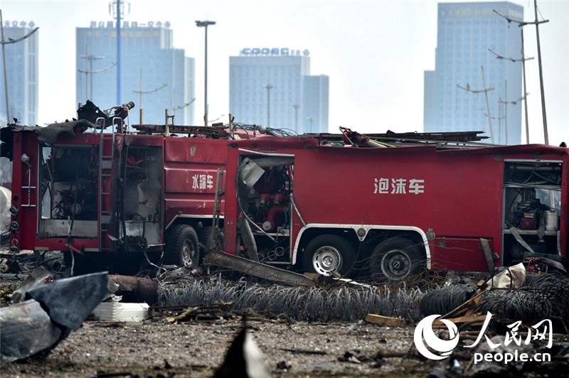 特写:天津危险品仓库爆炸现场消防官兵遗留下的设备(组图)