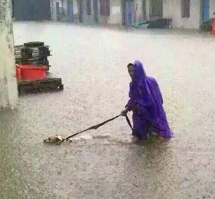 下雨天自己淋湿没关系!主要是手机屏幕.