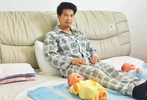 三男子上海坐月子 体验女性产后生活