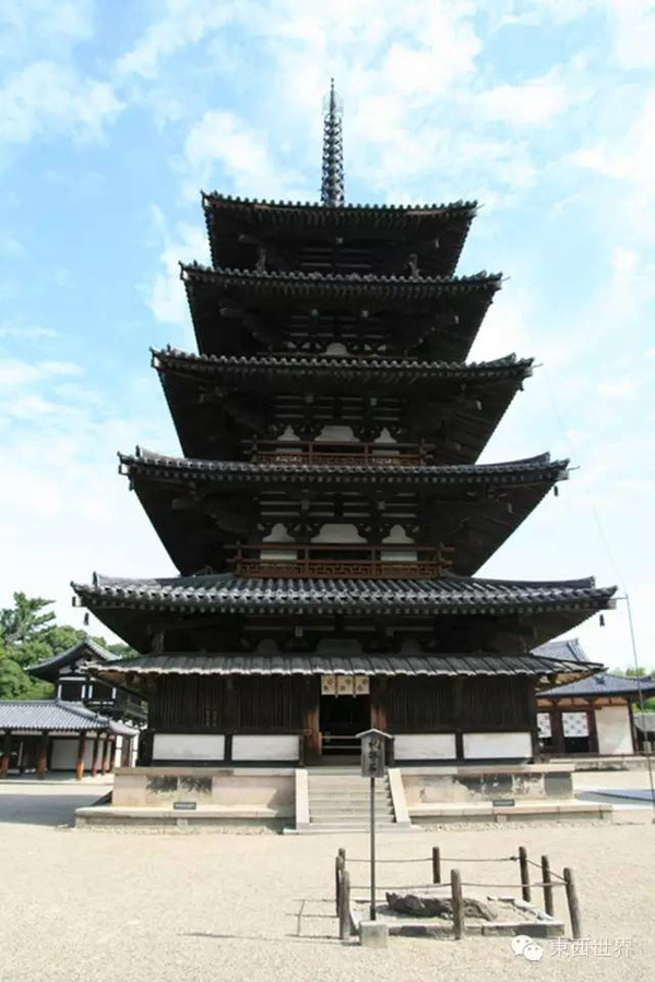 金堂为重檐歇山顶佛堂.