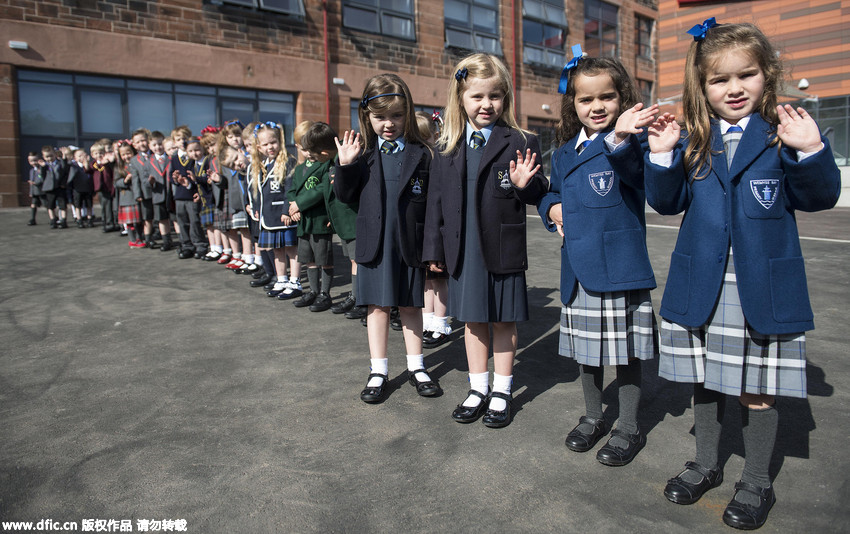 英国一所小学创纪录 迎来19对双胞胎入学(组图)