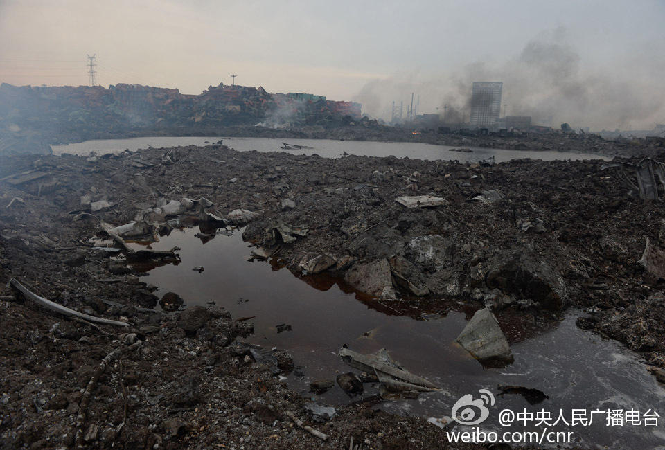 天津爆炸中心点大坑积水成湖