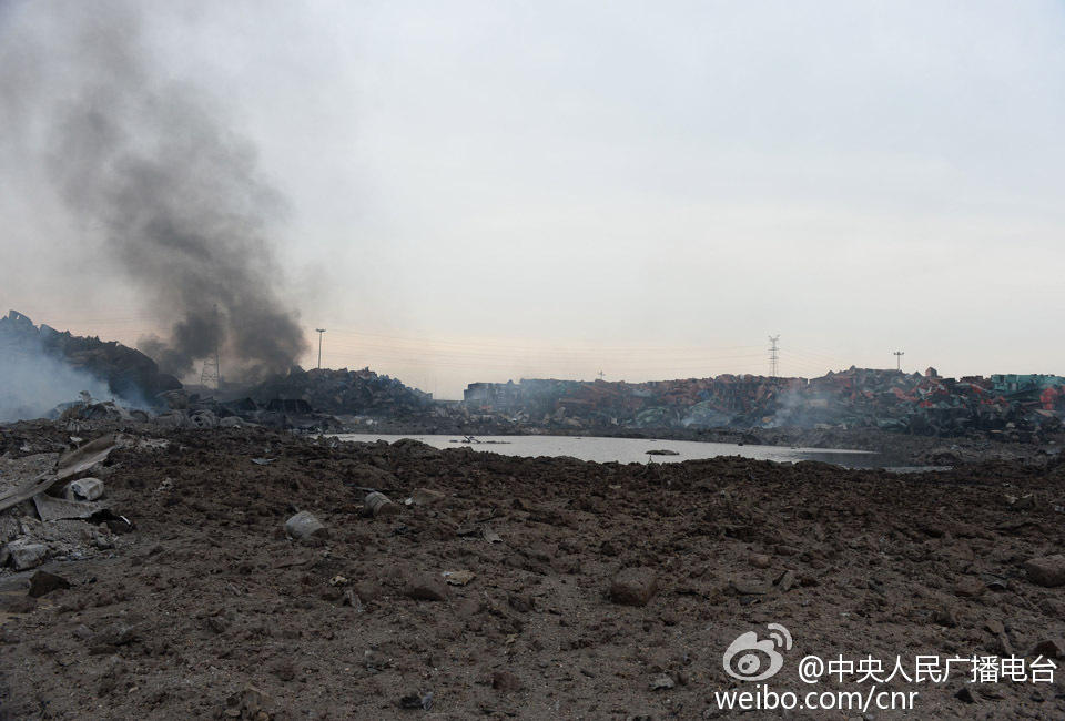 天津爆炸中心点大坑积水成湖