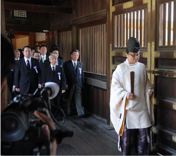 70年日本天皇首提深刻反省二战 议员却拜靖国神社