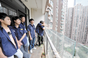 由于工作存在一定危险性，电梯维保员多是年轻小伙子。