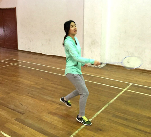 孟非女儿打羽毛球