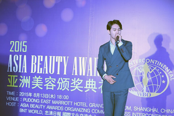李星宇姜星丘亮相中韩盛典 不俗唱功震惊全场