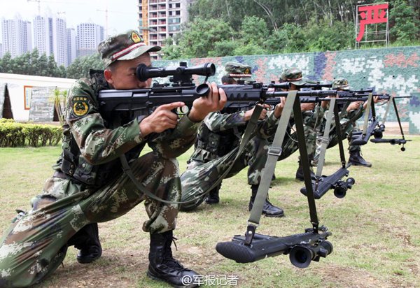 武警狙击手瞄准训练照公开 弹壳枪上叠罗汉(图)-搜狐军事频道