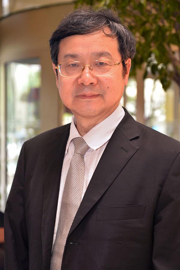 卓新平,土家族,现任中国社会科学院世界宗教研究所所长、中国宗教学会会长,是中国社会科学院学部委员、十一和十二届全国人大常委。他于1987年在德国慕尼黑大学获哲学博士学位,为我国改革开放后第一位在国外取得宗教学领域博士学位的学者,乃中国宗教研究方面的权威。
