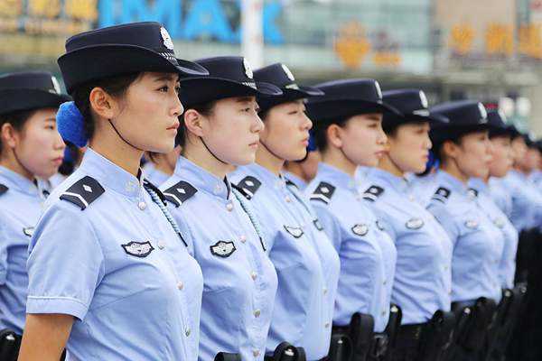 全国首支成建制军事化管理女子巡逻辅警在哈尔滨上岗(组图)