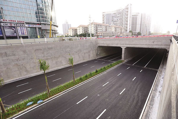 南宁民族大道下穿青秀路隧道通车 出城省近半小时