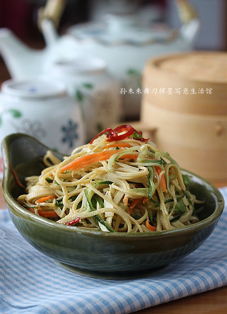 风靡夏日的两款小拌菜-凉拌干豆腐丝*炝拌豇豆