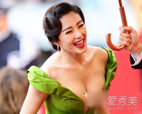 张雨绮手推波纹发型