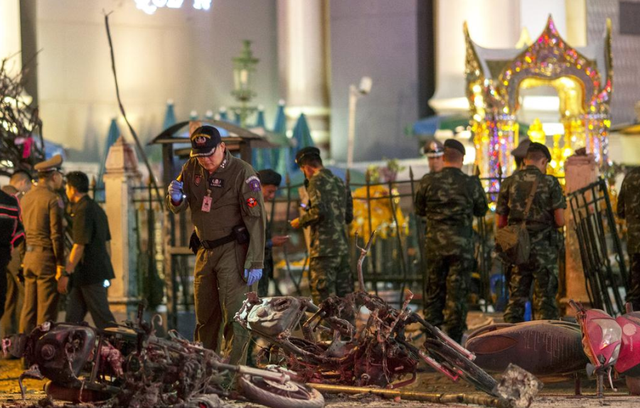 泰國首都曼穀市中心著名旅遊景點四面佛前昨晚發生劇烈爆炸，至少造成19人死亡，約百人受傷。當地媒體報道死者中至少有3人是中國遊客，傷者中則“有很多”中國遊客。泰媒援引泰國軍警高官的話說，爆炸點炸彈有2-4顆，而且是TNT炸彈，被事先藏在四面佛周邊。另有報道說，現場有摩托車碎片，炸彈很可能被置於已被炸碎的摩托車上。