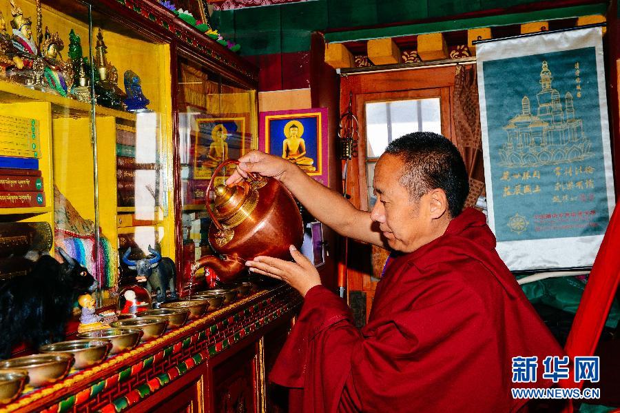 尼玛次仁在大昭寺内的住所内翻阅书籍(8月16日摄).