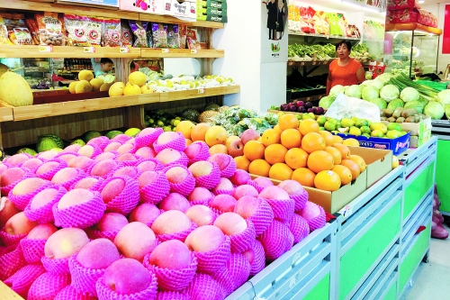 在郑州市纬四路中州大道交会处,一家水果蔬菜店开业不到三个月就变身