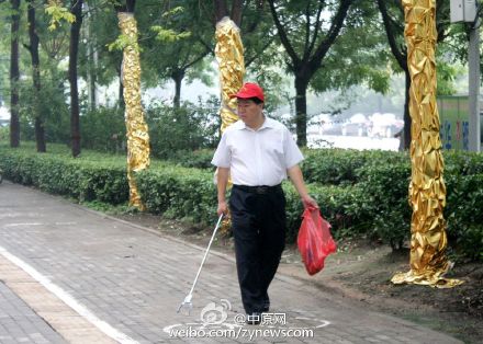 河南鄢陵县委书记上街捡垃圾 获网友点赞(图)