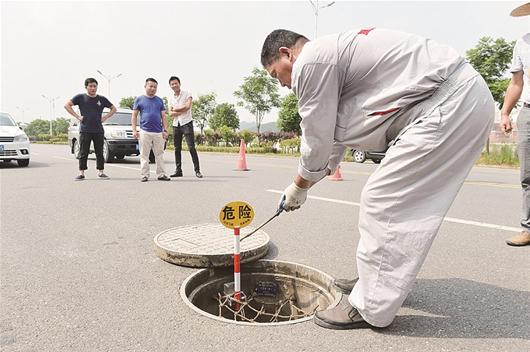 昨日,首批窨井盖自动警示牌亮相武汉蔡甸区,一旦井盖缺失,警示牌就会