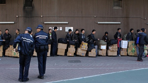 英媒:香港拟为内地客建2个足球场大购物城