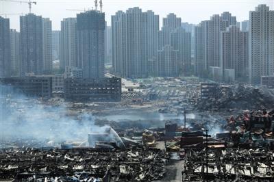 8月16日，爆炸核心区不远处即小区居民楼，两者安全距离未达到千米的相关规定。新京报记者 彭子洋 摄