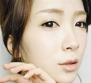 生活淡妆是最基础的妆容,那么,要怎样化生活淡妆呢?我们回来美妆约人样板的化妆步骤来学习,每天五分钟就能轻松搞定,快速出门。