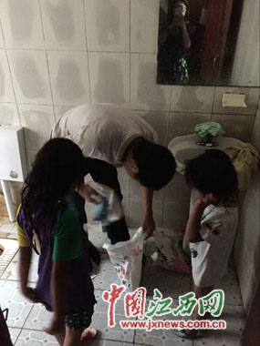 警方同意下,父亲给两个女儿洗澡