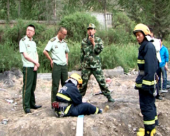 消防官兵向油罐内注水