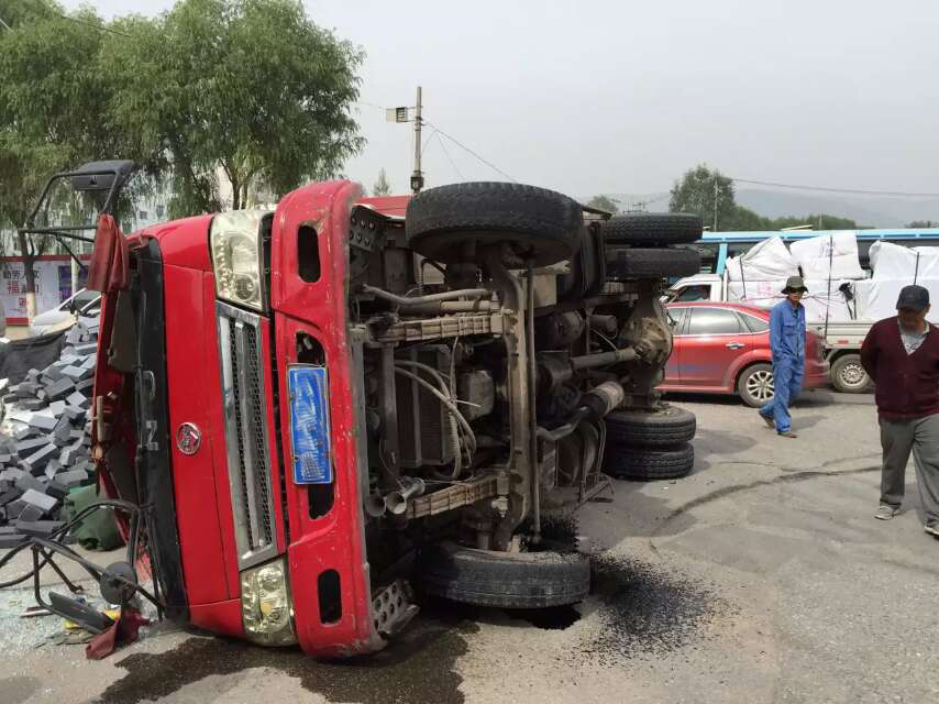 宁张公路段石头磊村处发生一起交通事故,一辆运输青砖的货车发生侧翻
