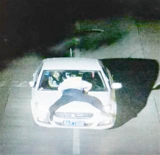 图文:女司机醉驾冲岗顶着民警狂奔500米