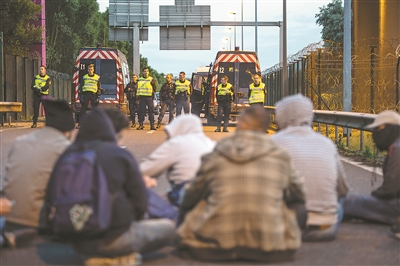 与警察对峙、伺机越境的非法移民