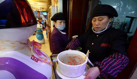 餐厅机器人的送餐服务 让食客用餐酷