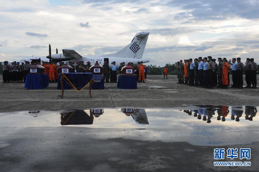 【组图】部分印尼空难遇难者遗体运抵森塔尼机场(组图)