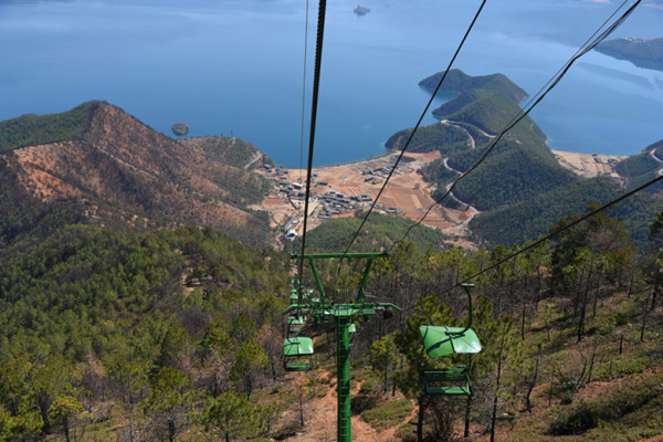 泸沽湖格姆女神山,从山下的尼塞村格姆女神山风景区门口,乘坐索道
