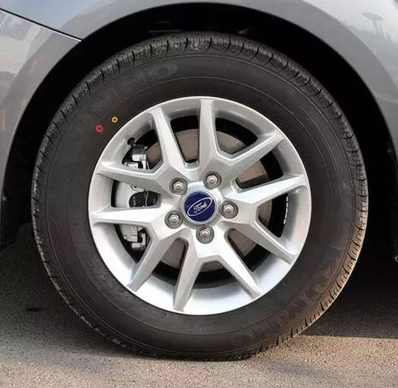 浩纳的轮胎规格为185/60 r15