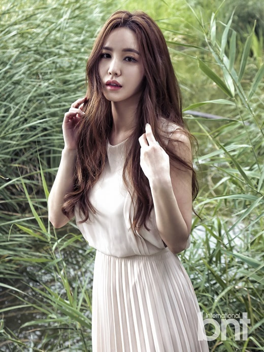 【bnt明星写真】韩星姜艺彬拍写真 湖边少女宁静清雅-搜狐