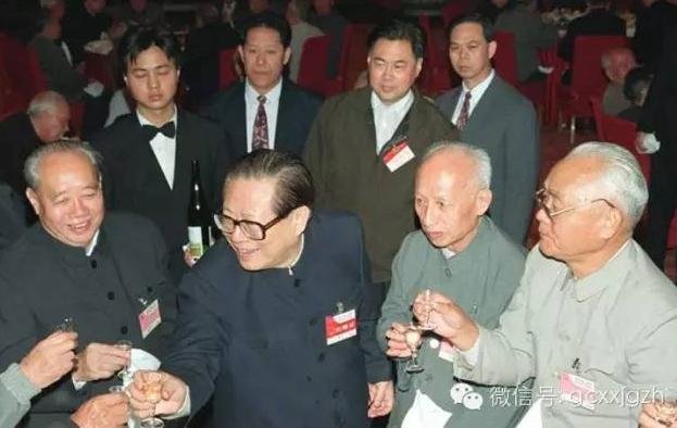 92年10月9日,江泽民向汪东兴(左一)等中顾委老